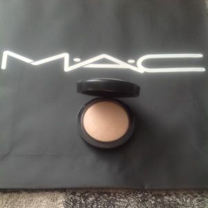 Lightly Used MAC Mineralized Skinfinish Powder